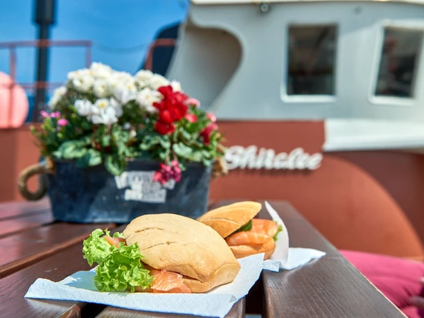 Stadtansichten von Bremerhaven Appetitliche Fischbrötchen auf dem Klibisch-Kutter von Bremerhaven