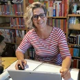 Alice Pantermüller "Mein Lotta-Leben" Autorin Alice Pantermüller lächelt am Schreibtisch vor Bücherregal