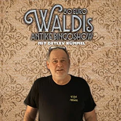 Ein Mann vor ornamentaler Wand mit Schriftzug 80 Euro Waldis Antike Bingoshow