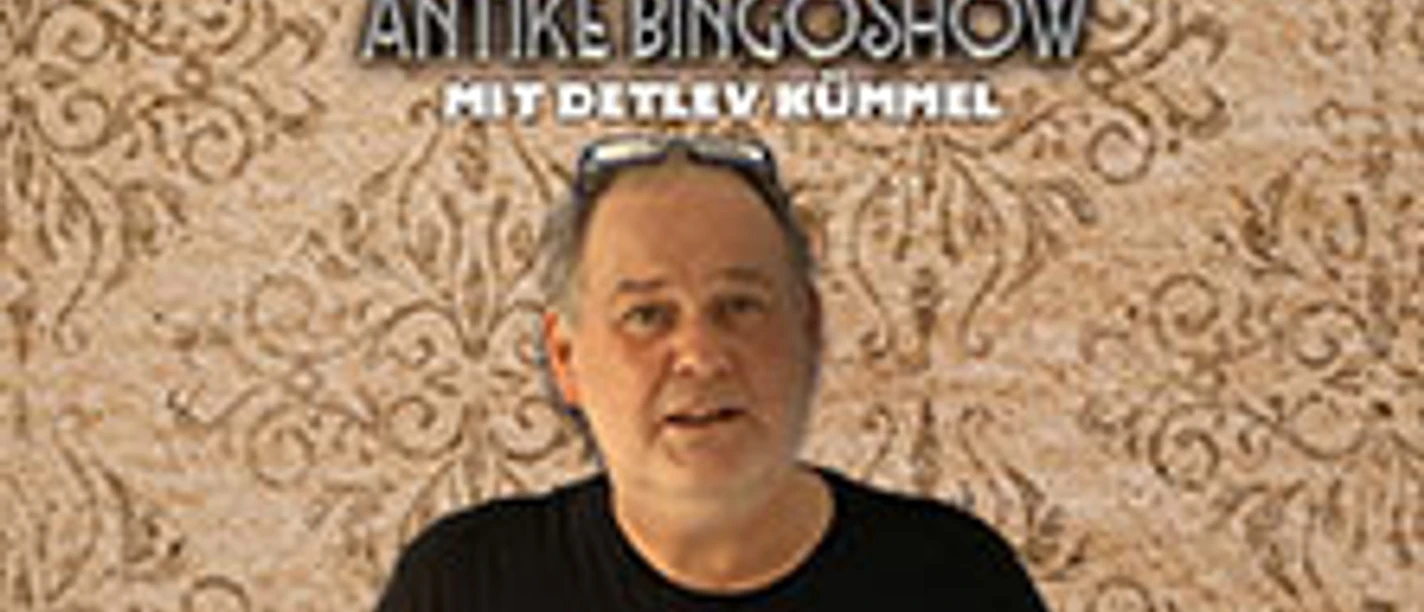 Ein Mann vor ornamentaler Wand mit Schriftzug 80 Euro Waldis Antike Bingoshow