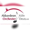 Logo mit rotem Schwung, stilisierter Note und Schriftzug Akkordeon Orchester Köln Deutz
