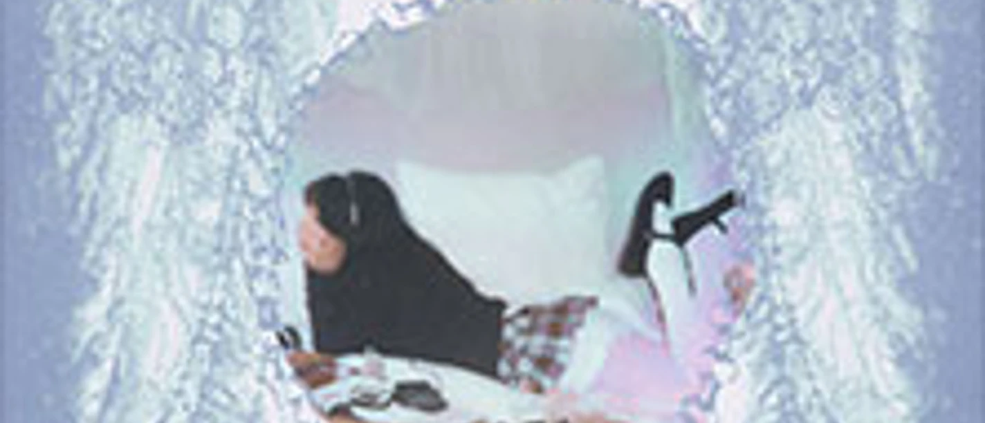 Poster mit verziertem Rahmen und einer Person, die auf einem Bett liegt.