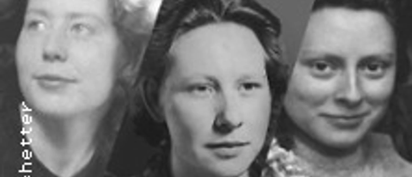 Drei schwarzweiß Porträts von Frauen in unterschiedlichen Winkeln nebeneinander.