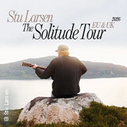 Person mit Gitarre auf Felsen vor Wasser und Hügeln, Schrift zur Solitude Tour darüber.