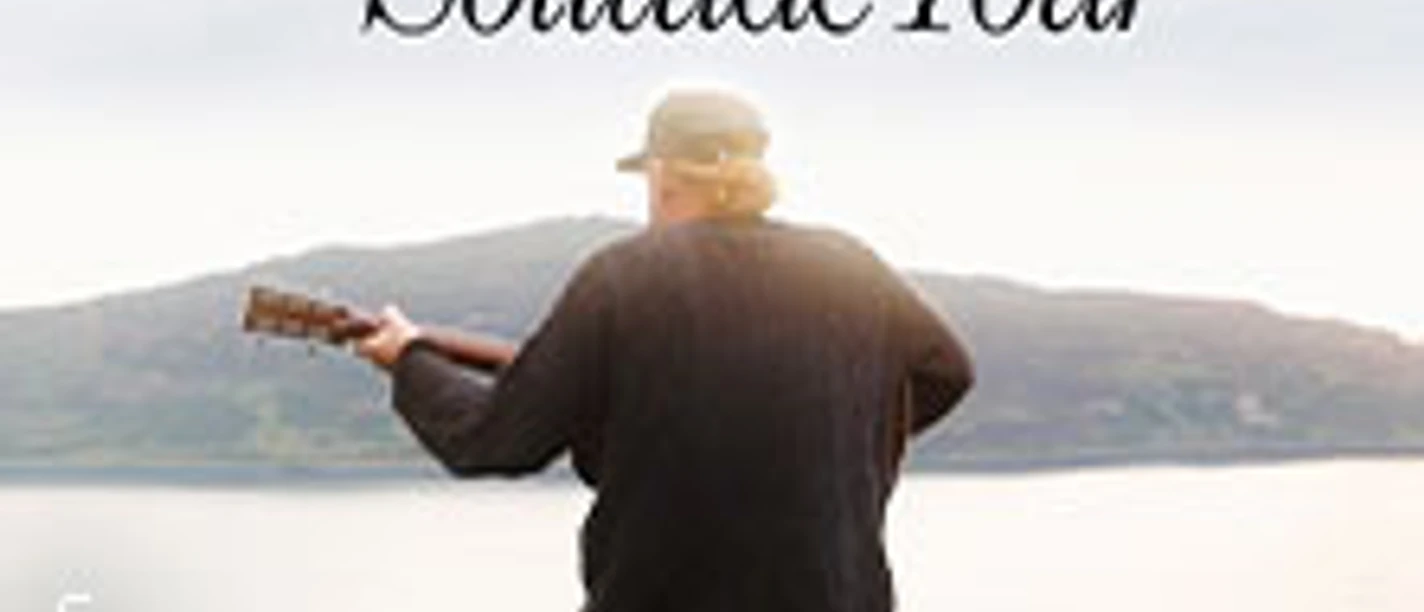 Person mit Gitarre auf Felsen vor Wasser und Hügeln, Schrift zur Solitude Tour darüber.