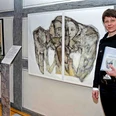 Iryna Vorona in der Ausstellung „WAR und ist KRIEG"