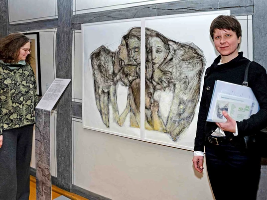 Iryna Vorona in der Ausstellung „WAR und ist KRIEG"