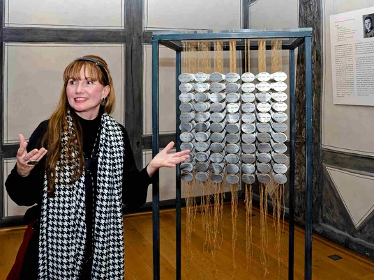 Sabina Kaluza in der Ausstellung „WAR und ist KRIEG“