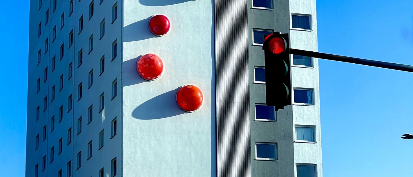 IMG_E7393 (c) Cody Strouse_Erlebnis Bremerhaven (002)_WEB.jpg Hochhaus Freigebiet mit bunten Bubbles an der Hauswand