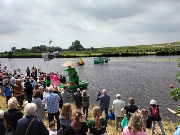 Wettfahrt zweier Badewannen