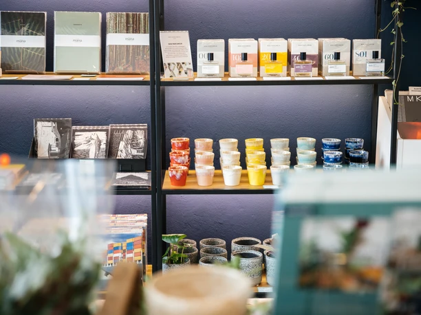 Regal mit regionalen Give aways für Ihre Tagung | Leipzig Convention Bureau Regal mit regionalen Produkten als Give aways für Tagungen – präsentiert vom Leipzig Convention Bureau