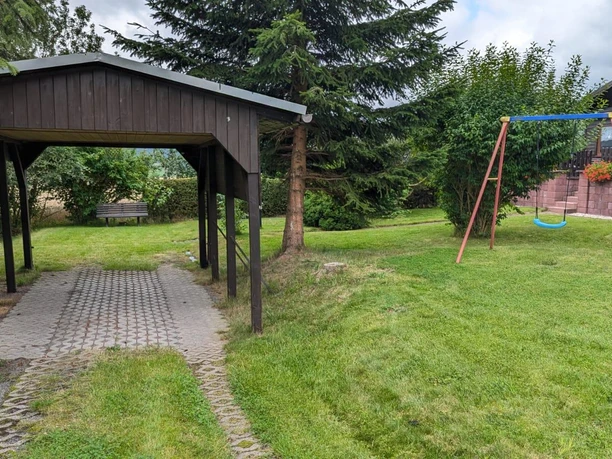 Carport und Schaukel