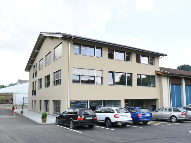 Erweiterungsbau.JPG Moderner hellbeiger Gebäudetrakt des Ferienlagerhaus Napf mit grossen Fenstern