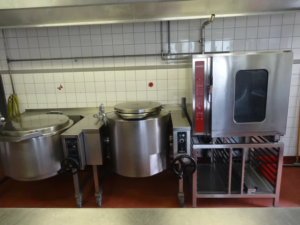 Küche.JPG Grossküche im Ferienlagerhaus Napf mit grossen Edelstahlkochkesseln, Backofen und gekachelter Wand