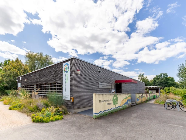 RheinMain Hanau Umweltzentrum - Außenansicht Außenansicht Umweltzentrum Hanau mit Fahrradstellplatz