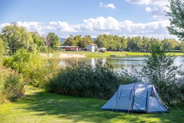 RheinMain Kreis Offenbach Mainflingen - Seecamping Zelt auf Wiese am See nahe Campingplatz