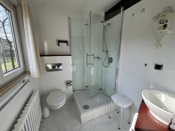 Badezimmer Blick in ein weißgekacheltes Badezimmer