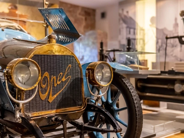 RheinMain Kreis Groß-Gerau Rüsselsheim - Festung Historisches Opel-Fahrzeug im Industriemuseum