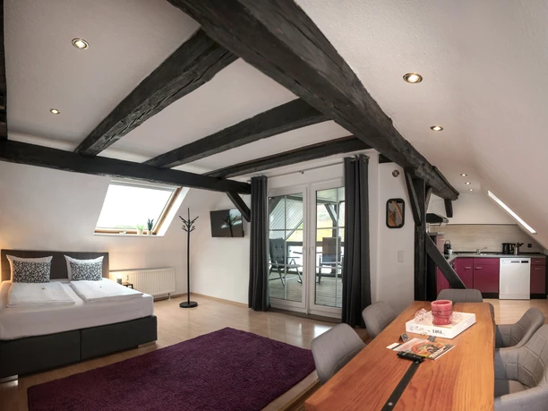 Apartment, Meyenhof Sie sehen den Wohn und Schlafbereich des Apartments Meyenhof Frankenberg Eder.
