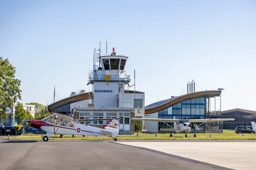 Tower am Flughafen Egelsbach mit Kleinflugzeugen