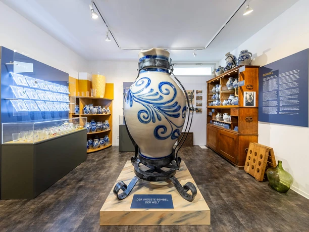 RheinMain Hanau - Geripptes-Museum Der größte Bembel der Welt im Geripptes Museum