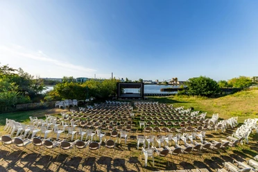 RheinMain Offenbach - Hafen 2 Bestuhlung des Open-Air-Kinos am Hafen 2 in Offenbach