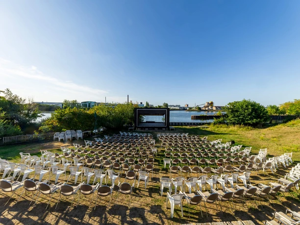 RheinMain Offenbach - Hafen 2 Bestuhlung des Open-Air-Kinos am Hafen 2 in Offenbach