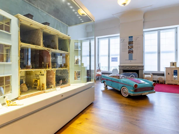 RheinMain Hanau - Hessisches-Puppen-und-Spielzeugmuseum Historische Puppenstube und Spielzeugauto im Hessischen Puppen- und Spielzeugmuseum
