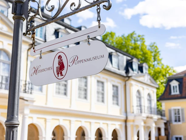 RheinMain Hanau - Hessisches-Puppen-und-Spielzeugmuseum Wegweiser zum Hessischen Puppen- und Spielzeugmuseum in Hanau