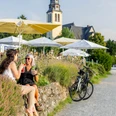 RheinMain Kreis-Gross-Gerau - Kelsterbach Mainufer Pause mit Getränken am Mainufer in Kelsterbach