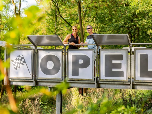 RheinMain Kreis-Gross-Gerau - Rüsselsheim Alte Opel-Rennbahn Aussichtspunkt an der Alten Opel-Rennbahn in Rüsselsheim