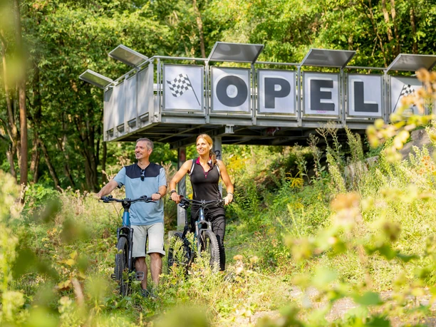 RheinMain Kreis-Gross-Gerau -Rüsselsheim Alte Opel-Rennbahn Radfahrer*innen an der Alten Opel-Rennbahn in Rüsselsheim