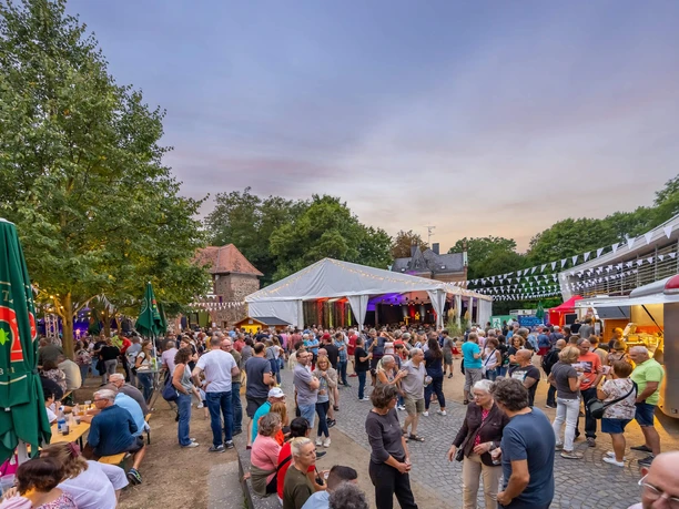 RheinMain Kreis-Gross-Gerau - Schloss Dornberg Sommerabendveranstaltung im Innenhof von Schloss Dornberg in Groß-Gerau