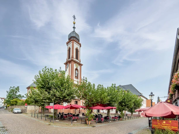 RheinMain Kreis-Offenbach - Heusenstamm St. Cäcilia Kirchplatz mit Außengastronomie vor der Kirche St. Cäcilia in Heusenstamm