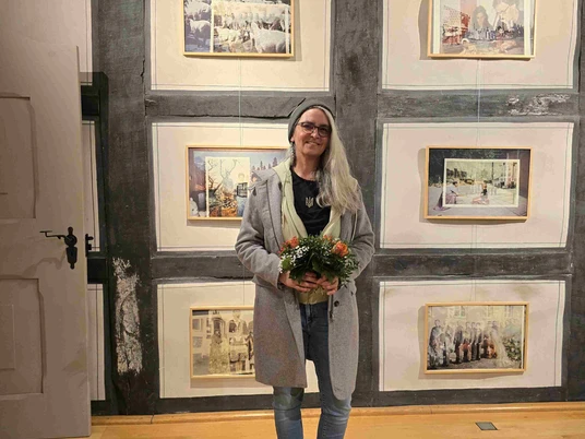 Yvonne Salzmann in der Ausstellung „WAR und ist KRIEG“