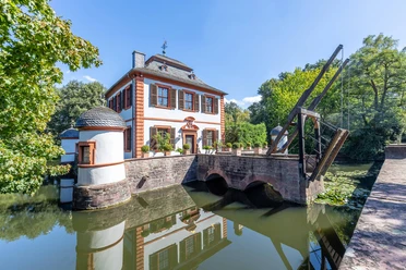 RheinMain Kreis-Offenbach - Seligenstadt Wasserschlösschen Wasserschlösschen in Seligenstadt mit historischer Zugbrücke und Spiegelung im Wasser