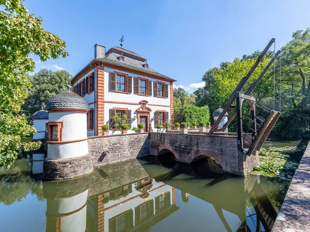 RheinMain Kreis-Offenbach - Seligenstadt Wasserschlösschen Wasserschlösschen in Seligenstadt mit historischer Zugbrücke und Spiegelung im Wasser