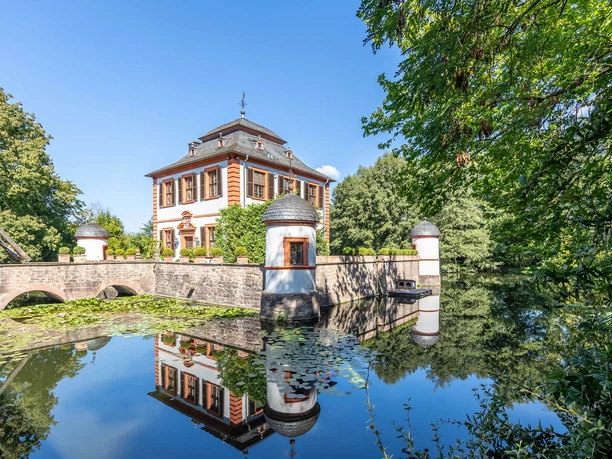 RheinMain Kreis-Offenbach - Seligenstadt Wasserschlösschen Wasserschlösschen in Seligenstadt, umgeben von Parkanlage und Wassergraben