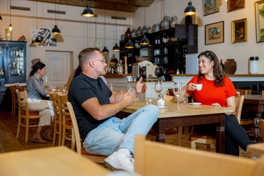 Gäste genießen Kaffee und Wein im Restaurant Trattodino in Offenbach am Main