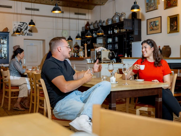 RheinMain Offenbach - Trattodino Gäste genießen Kaffee und Wein im Restaurant Trattodino in Offenbach am Main