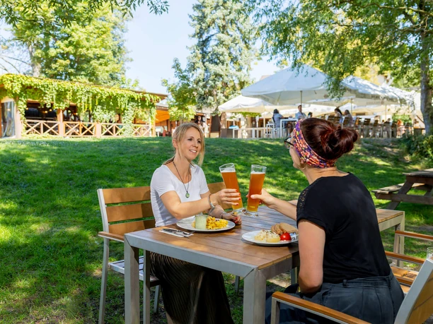 RheinMain Offenbach - Käsmühle Gäste stoßen im Biergarten der Käsmühle in Offenbach am Main mit Bier an