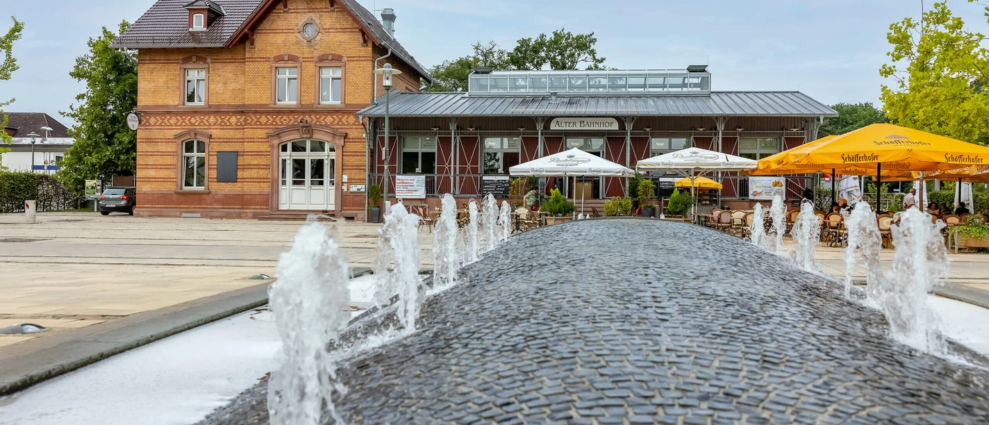 RheinMain Kreis-Offenbach - Heusenstamm Alter Bahnhof Historischer Alter Bahnhof in Heusenstamm mit Brunnenanlage und Außengastronomie