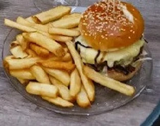 Cheesburger mit Pommes