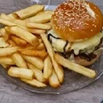 Cheesburger mit Pommes