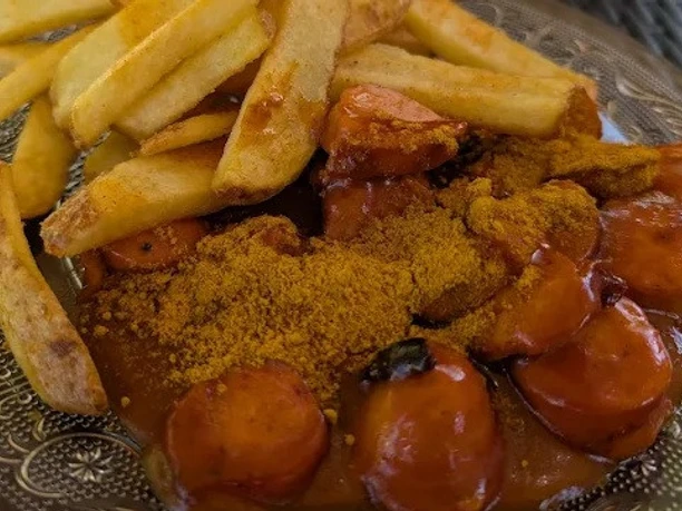 Currywurst mit Pommes