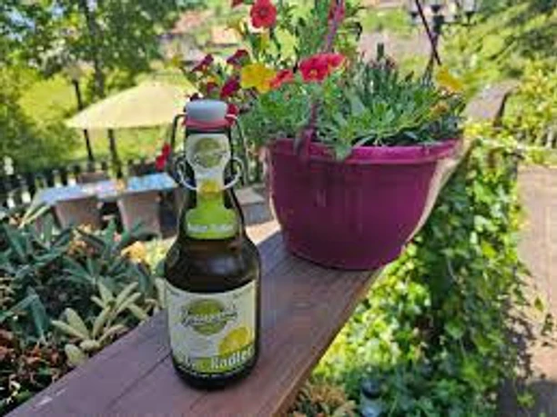 kühles Radler auf der sonnigen Terasse