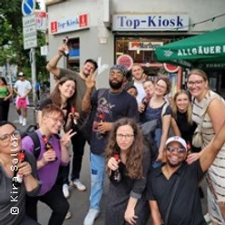 Gruppe lächelnder Personen vor einem Kiosk in einer lebhaften Straßenszene