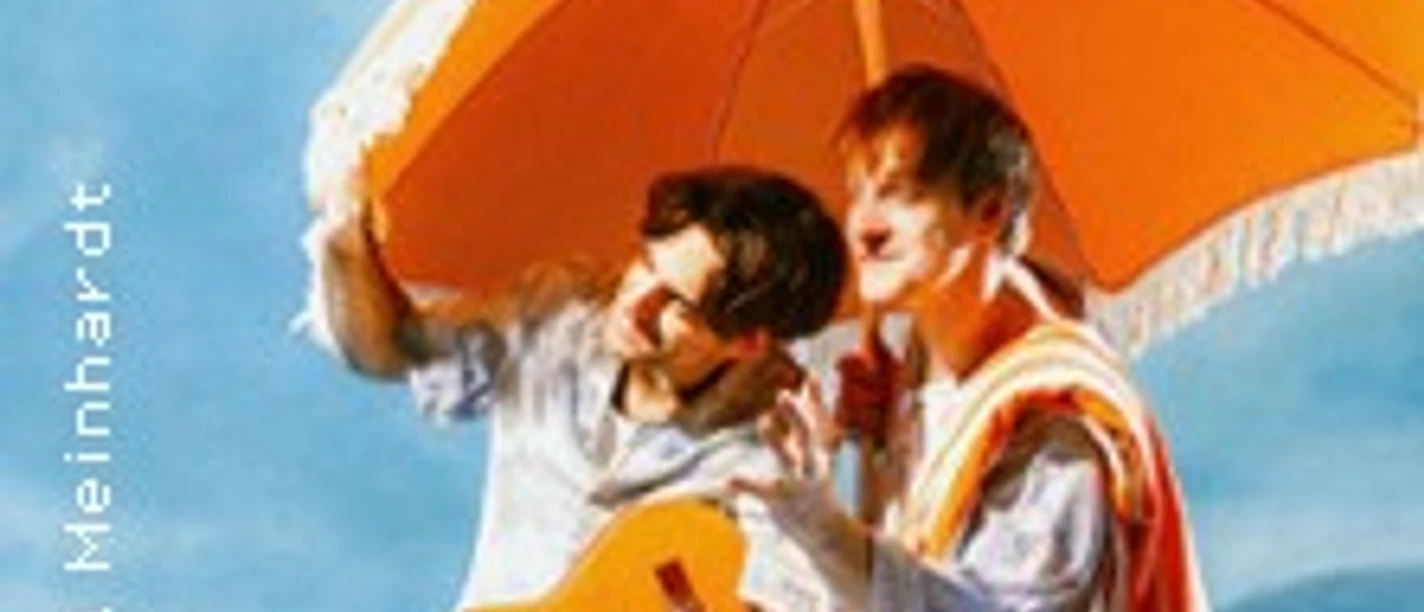 Zwei Personen unter orangefarbenem Schirm, eine mit Gitarre vor blauem Himmel