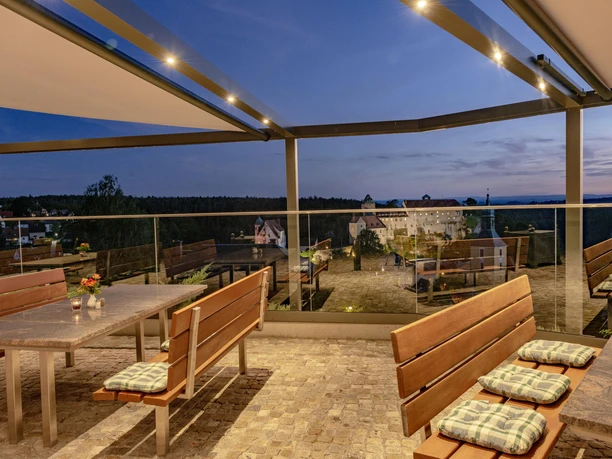 Gartenterrasse am Abend