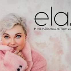 Frau mit hellem Kurzhaar in rosa Plüschjacke vor hellem Hintergrund mit Tourtitel ela.